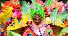 Van plezier stralende dame belichaamt de geweldige sfeer in de stad tijdens het Zomercarnaval. LEZERSFOTO BAS HAENRAETS, ROTTERDAM